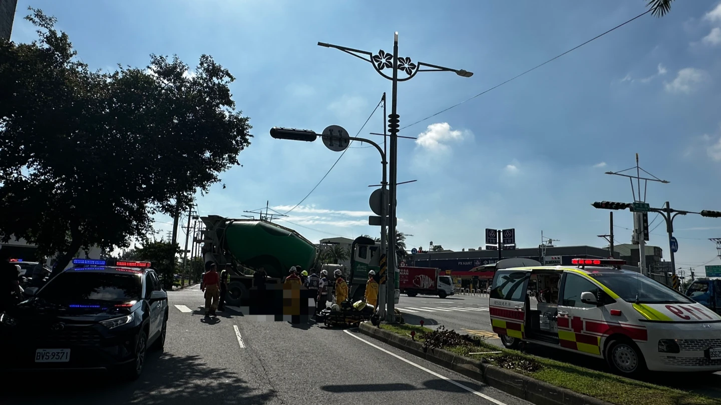 水泥預拌車右轉時與腳踏車發生碰撞,女騎士被捲入車底,當場死亡。民眾提供