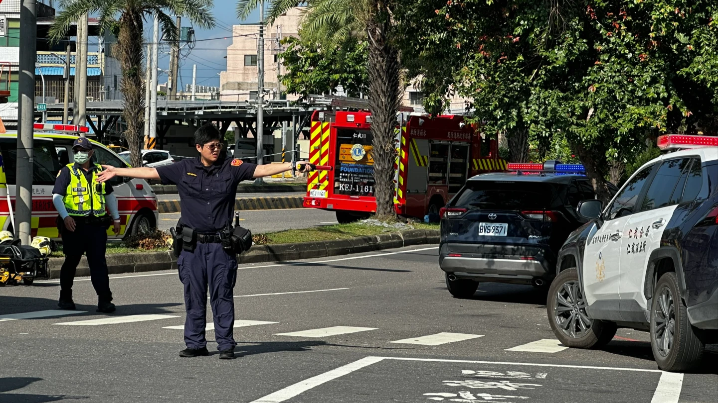 轄區仁武分局派人到車禍現場疏導交通。民眾提供