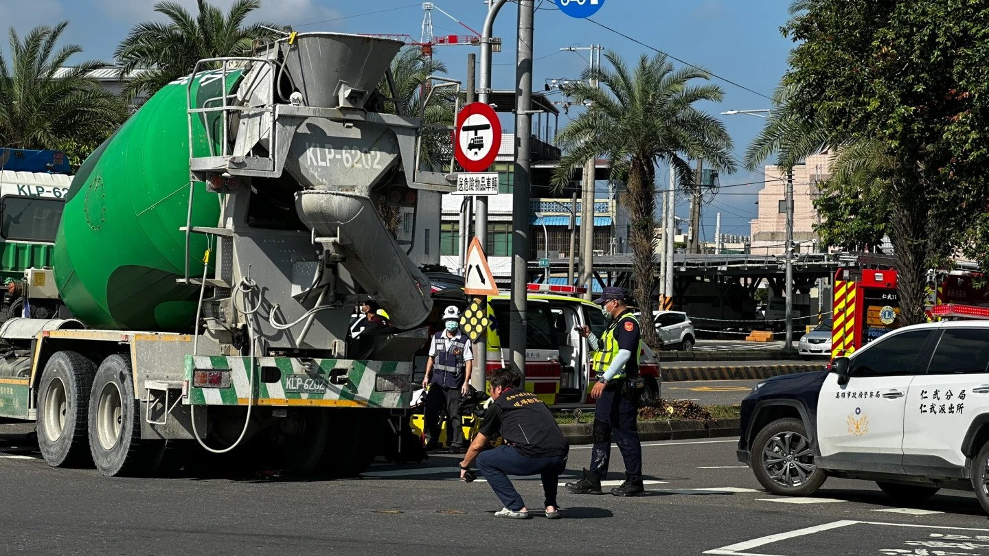腳踏車女騎士被捲入水泥預拌車底,當場死亡。民眾提供