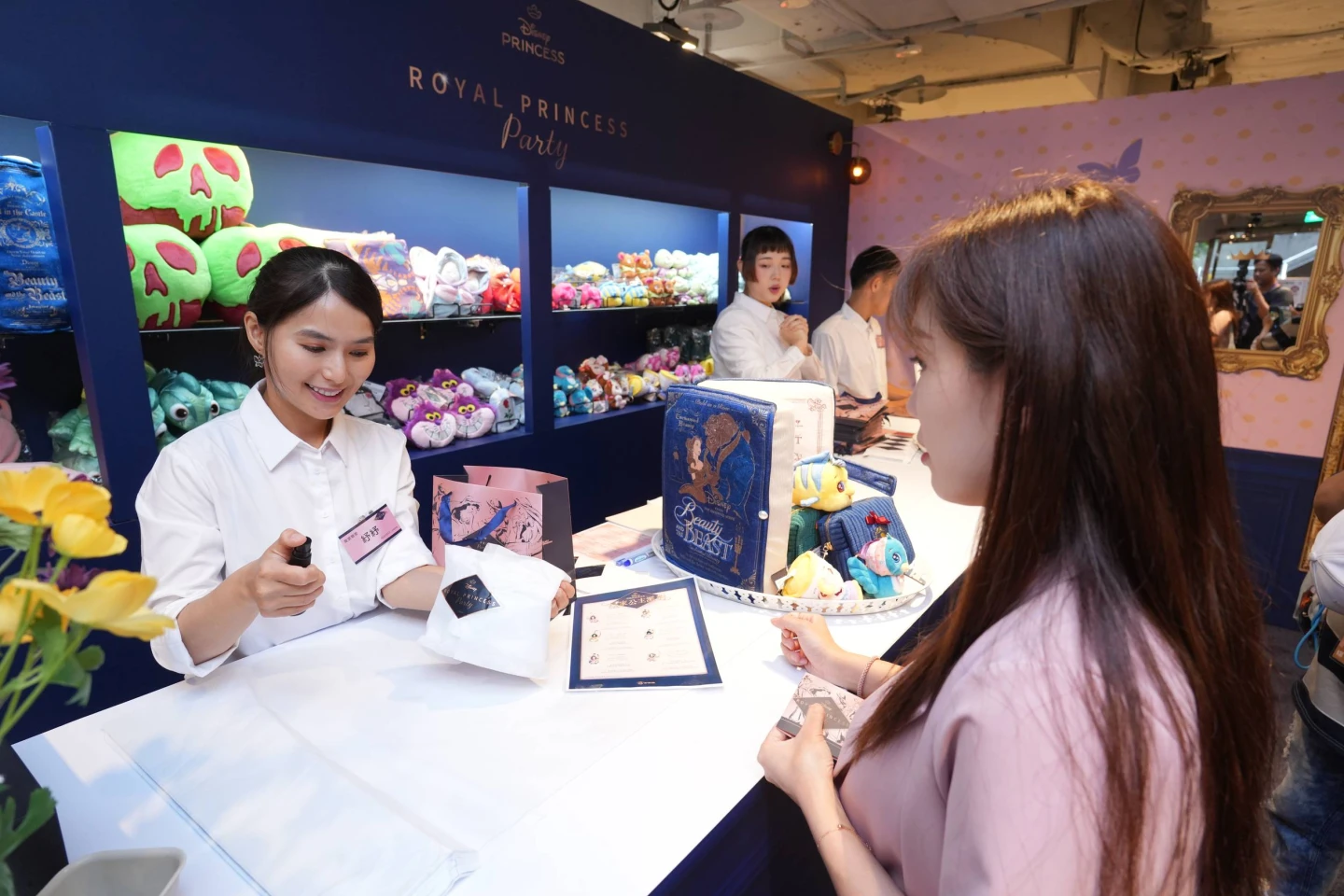 唸出《仙履奇緣》仙女教母所唸的咒語「Bibbidi-Bobbidi-Boo」,服務人員將為您購買的商品噴上「魔法香氛」。葉志明攝