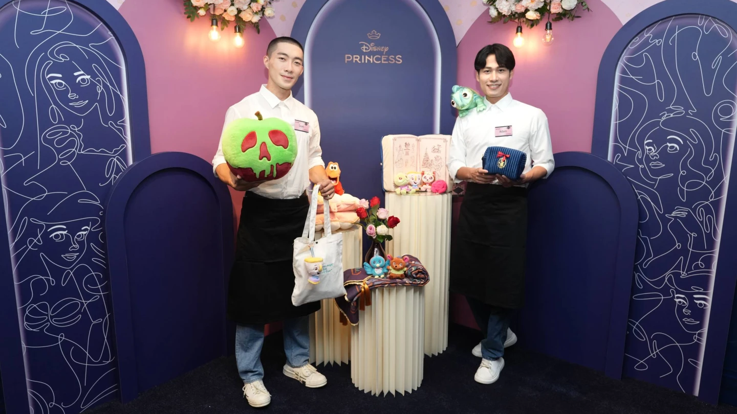 「皇家公主派對」期間限定店於今(3)日起在新光三越A11登場,有王子、公主般顏值的服務人員迎接每位賓客。葉志明攝