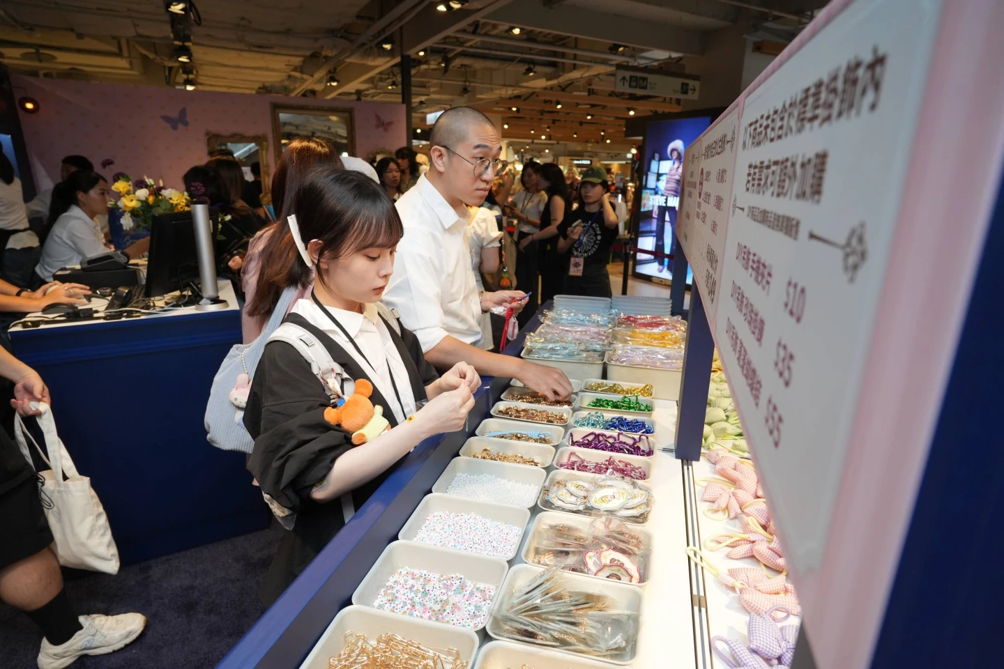 現場能DIY串珠鑰匙圈,每串149元起。葉志明攝