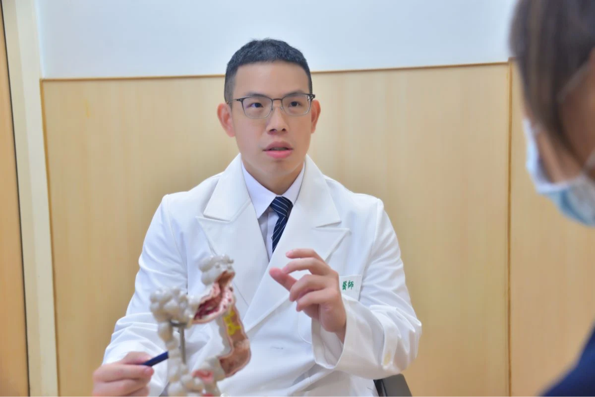 醫師陳昱廷提醒,大腸癌阻塞腸道無法排氣排便,拖延治療引發腹膜炎或敗血症,死亡率高。台北慈濟提供