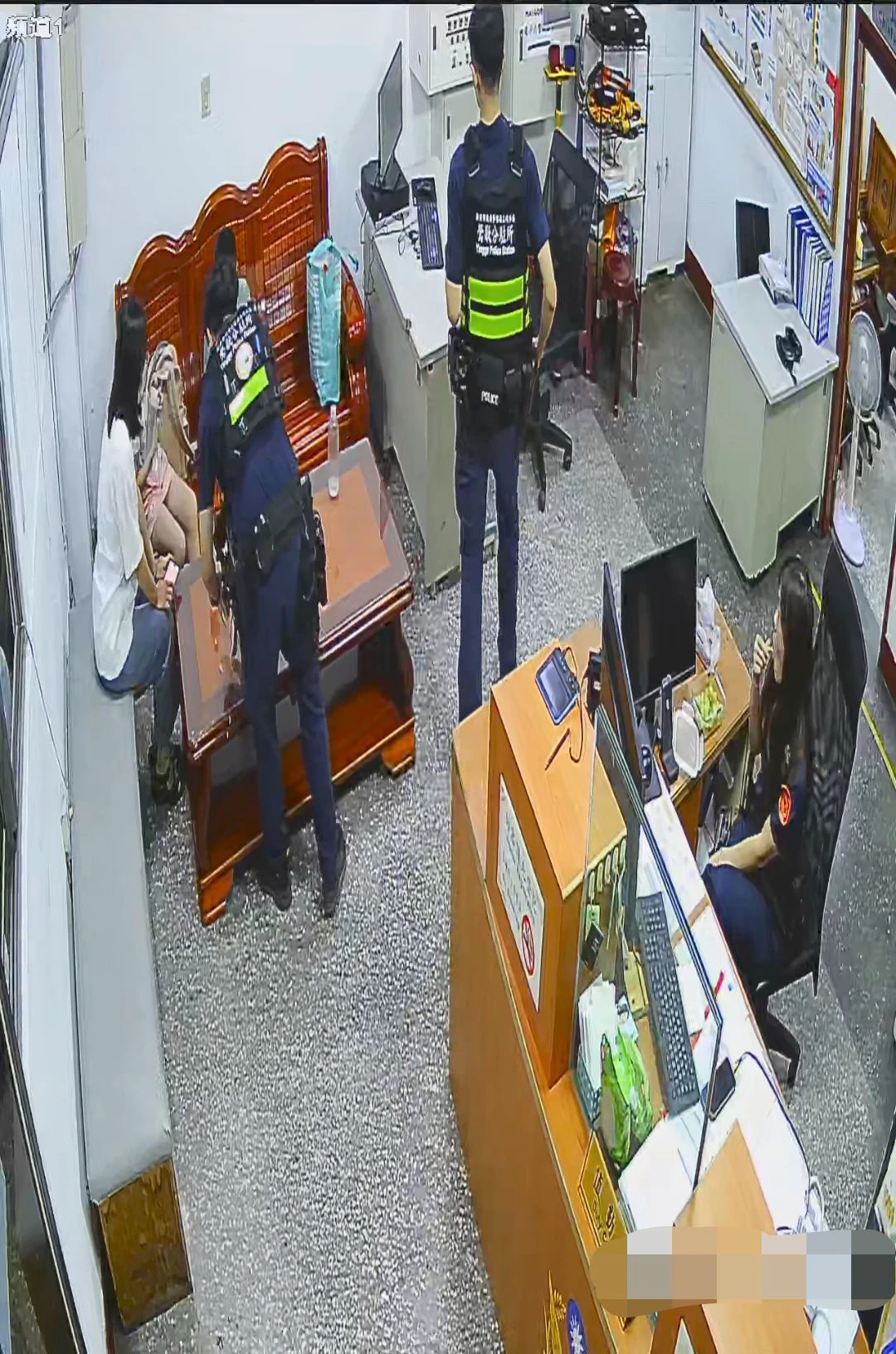 員警帶回小姊弟提供熱食。翻攝畫面