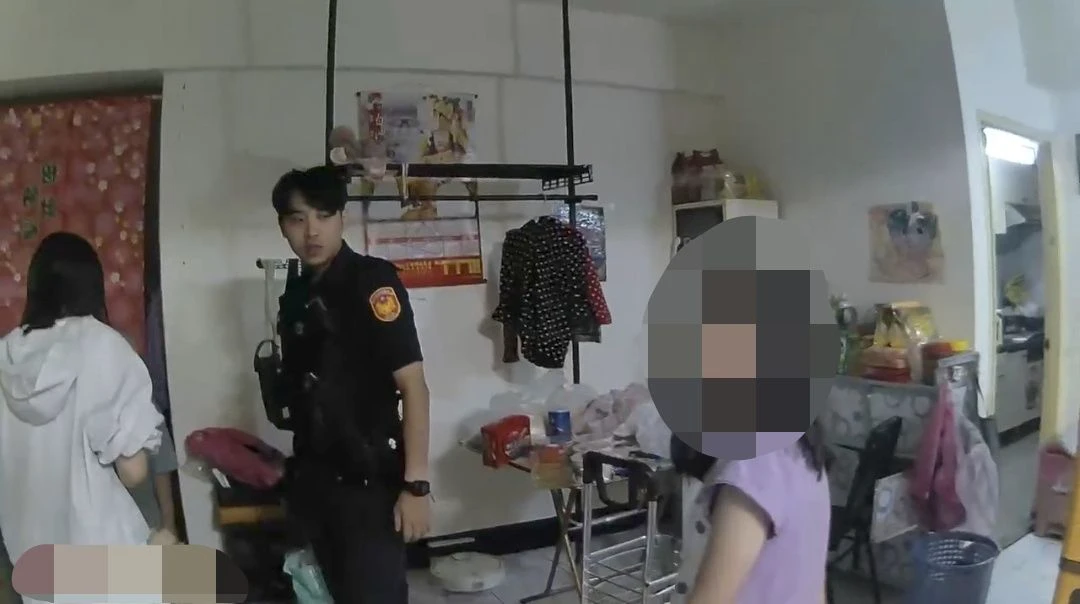 警方與社工到場訪視,發現一對姊弟飢腸轆轆躺在床上。翻攝畫面