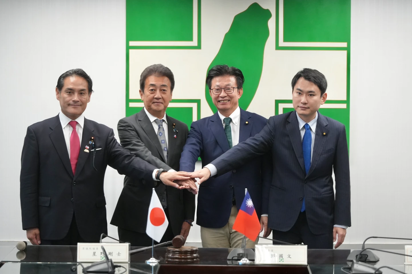 (左起)眾議員岩田和親、星野剛士、綠委郭國文、陳冠廷參與「2+2會談」。林林攝