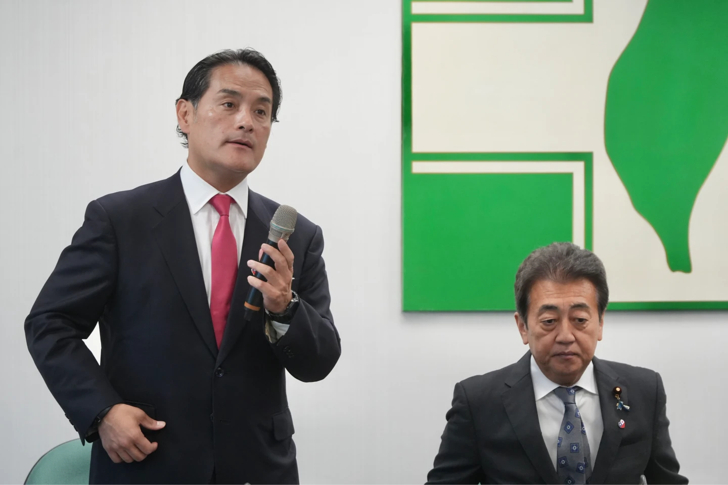 右起 自民黨外交部會長星野剛士、國防部會長岩田和親。林林攝