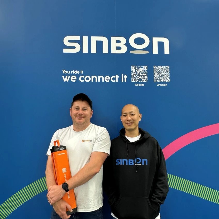 Swobbee執行長Thomas Duscha(左)與信邦電子業務開發資深協理熊信南Alex Shiung(右)。信邦提供