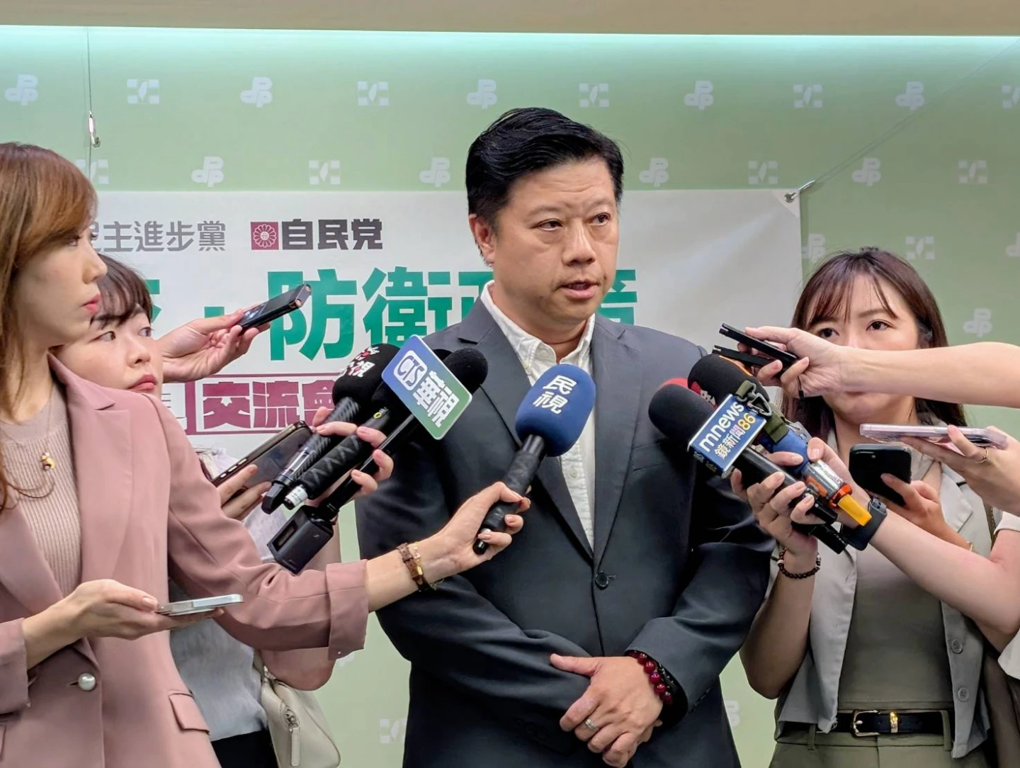 民進黨中國事務部主任吳峻鋕回應,有關國民黨前主席洪秀柱參加中共九三閱兵問題。施智齡攝