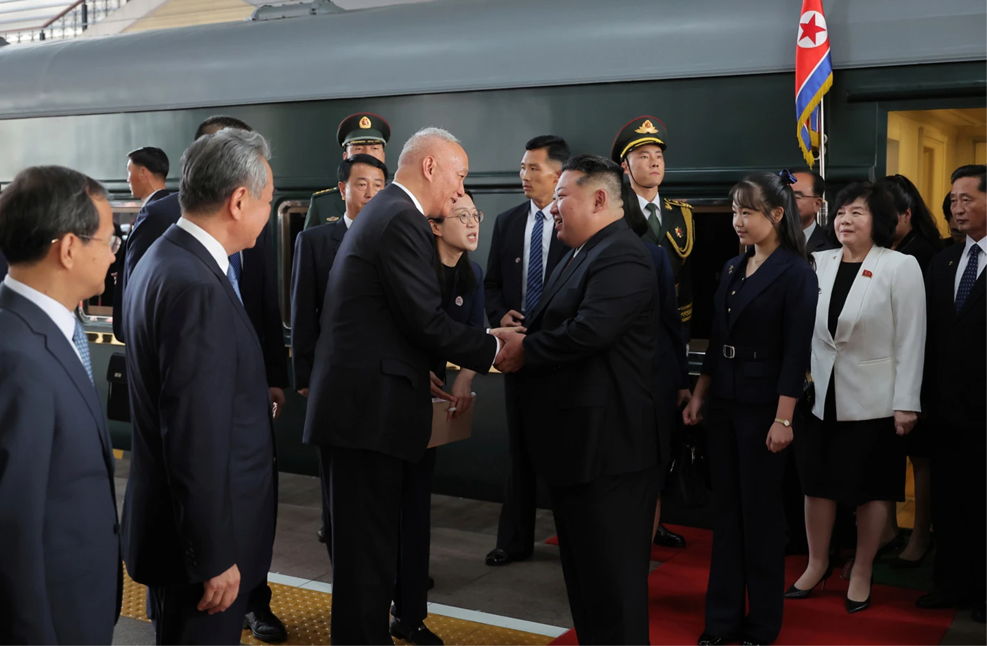 北韓領導人金正恩2日搭乘專列抵達北京站時,與中共中央書記處書記蔡奇握手寒暄,寶貝女兒金主愛就站在他身後。法新社