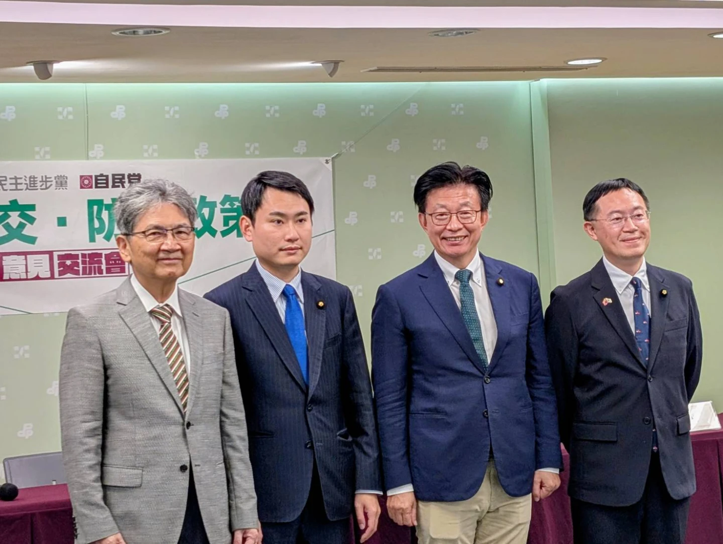 (左起)綠委王正旭、陳冠廷、郭國文、李坤城召開記者會,說明台日對談結論。施智齡攝