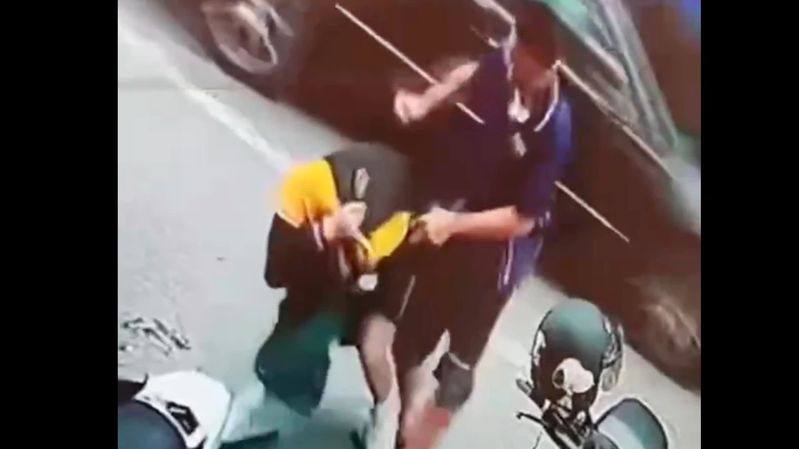 台中市張姓男子前年在豐原街頭持酒瓶攻擊陳姓國中生,凶狠過程全被監視器拍下。謝志忠提供