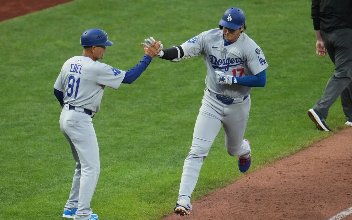 道奇隊大谷翔平敲出本季第46轟,也是他改披藍衫後第100轟。美聯社