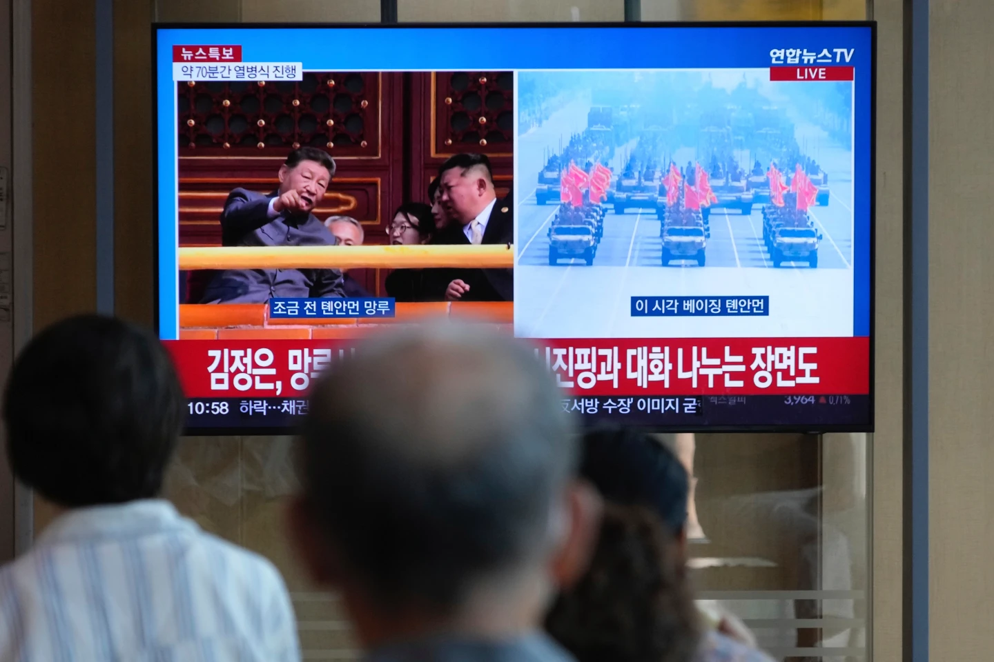中國九三閱兵期間,直播畫面可看到習近平與金正恩交耳。美聯社
