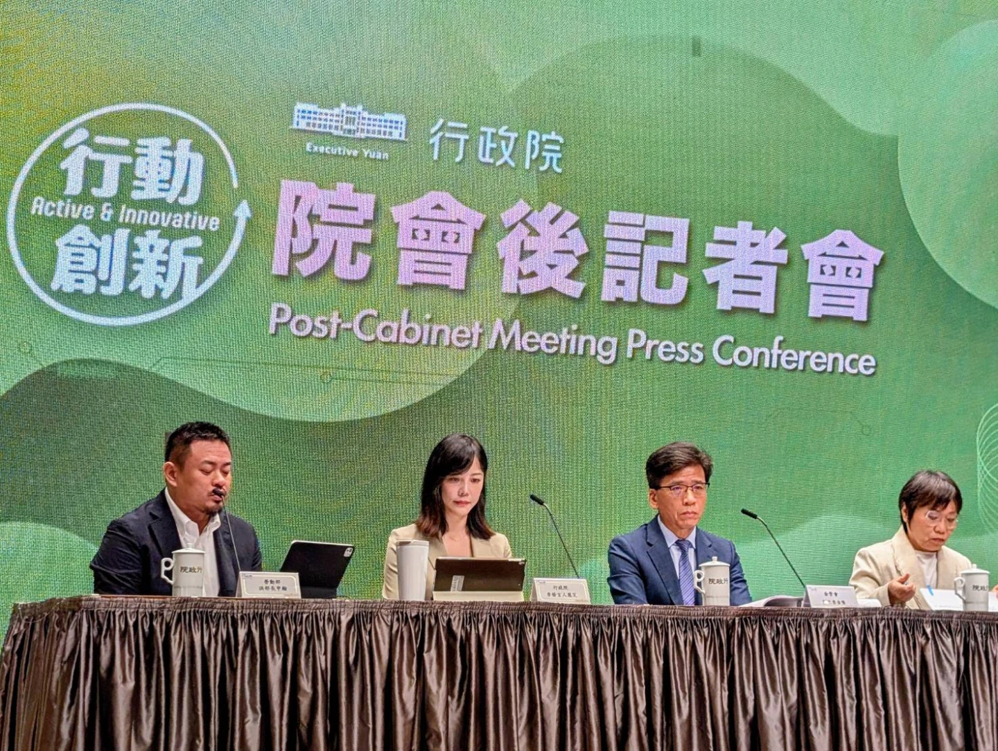 勞動部長洪申翰(左1)記者會上說明育嬰留停新措施,預計明年上路。施智齡攝