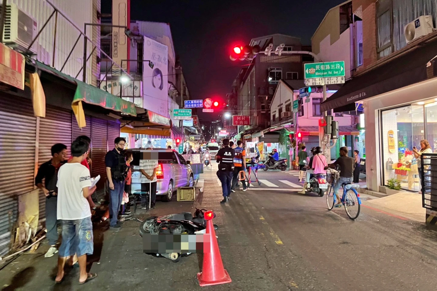 老翁開車轉彎撞倒機車,一路擦撞整排店面停下。警方提供
