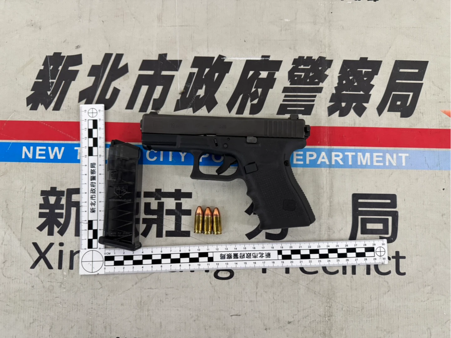 警方查扣證物。翻攝畫面