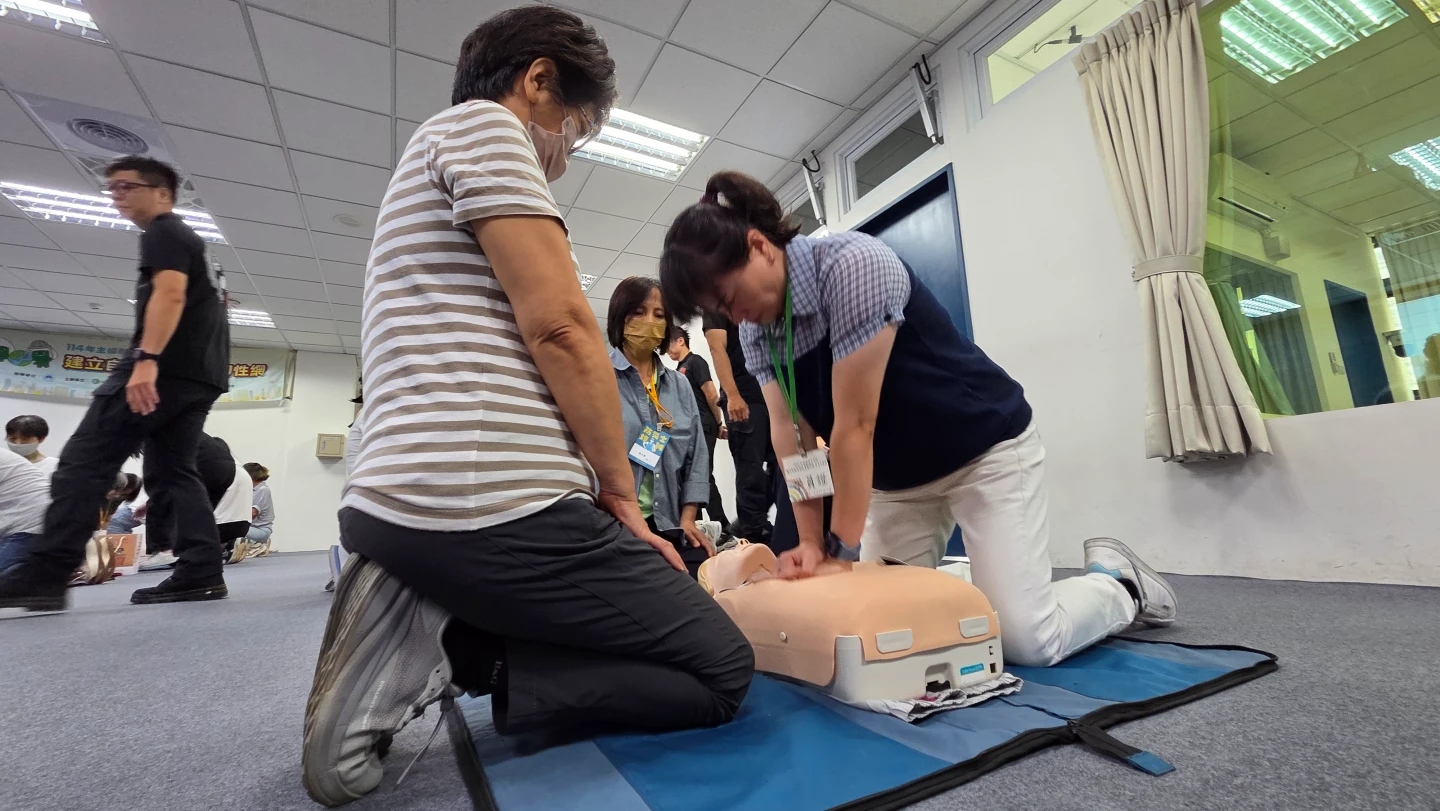 防災士訓練CPR。曾伯愷攝