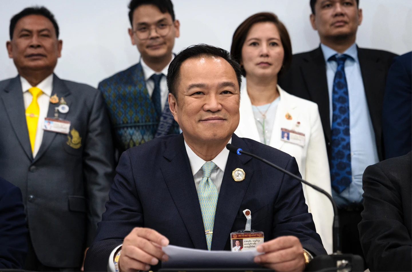 阿努廷3日確定獲得人民黨支持可望當選總理後,開心召開記者會。法新社