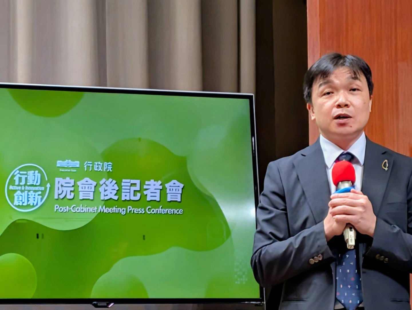 陸委會副主委沈有忠回應媒體直指,要弔唁國家英靈,不需要特別飛到北京,酸諷洪秀柱。施智齡攝