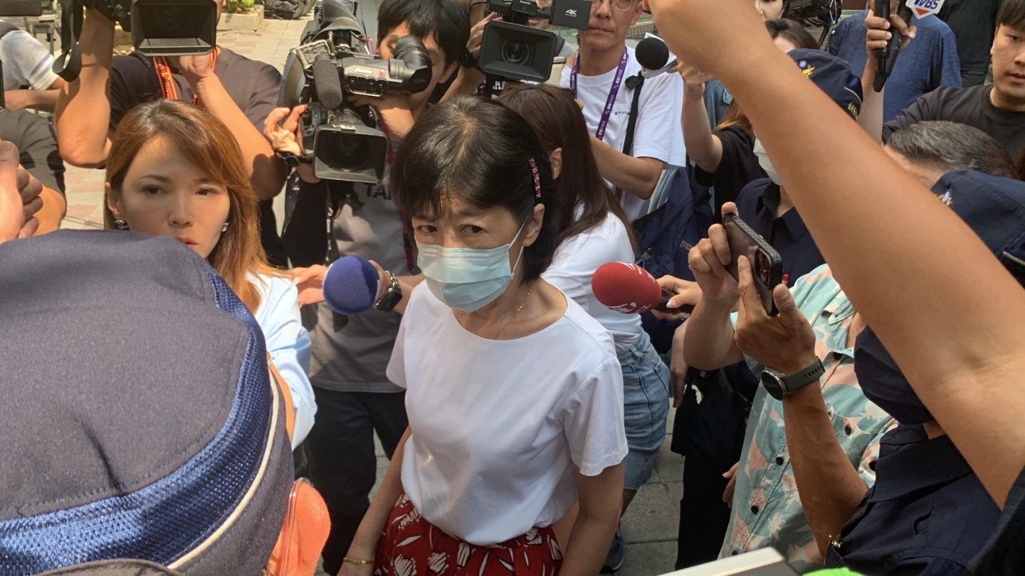 陳佩琪被阻止接近囚車道怒瞪警方。丁牧群攝
