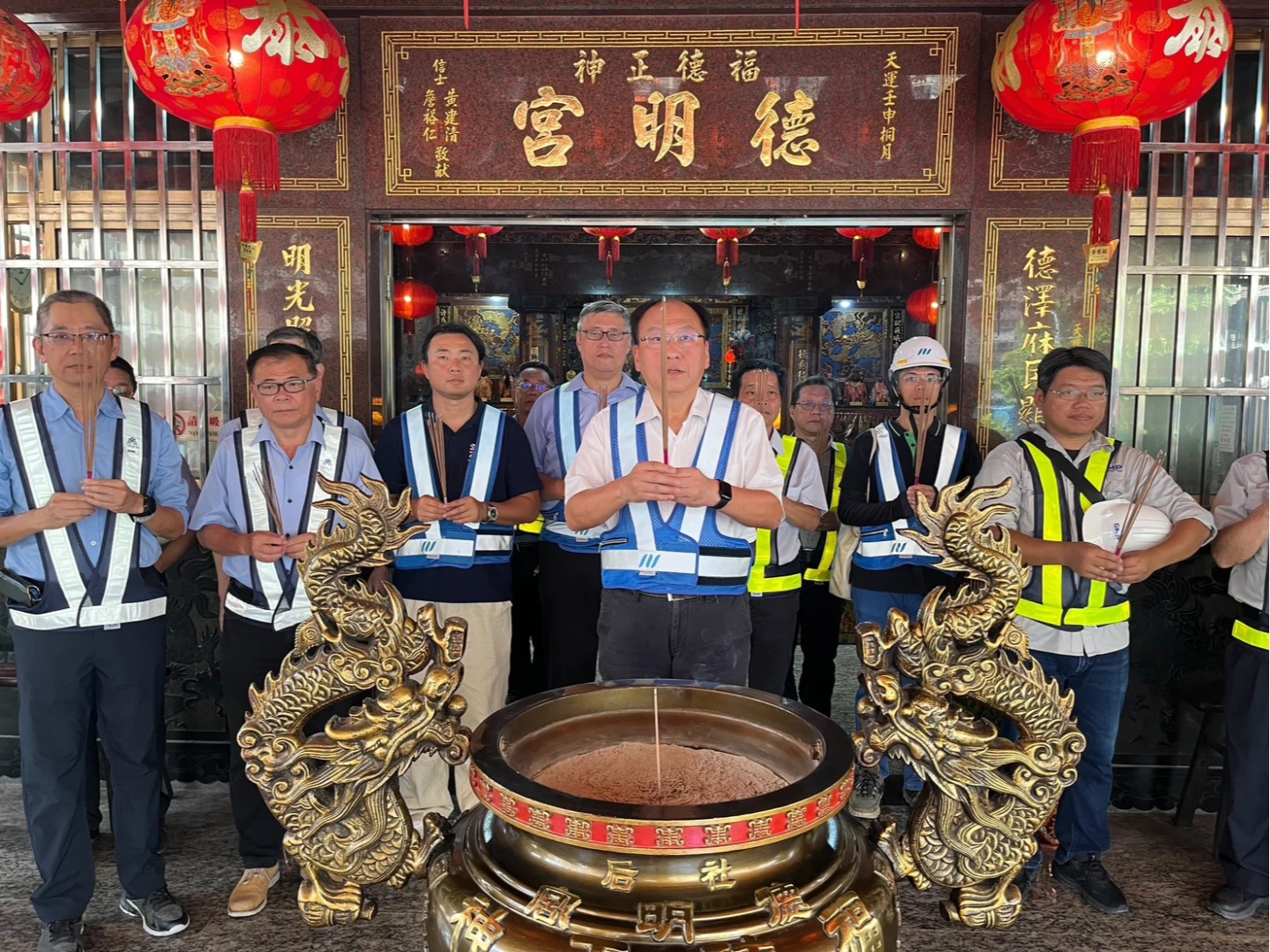 新北捷運局長李政安,率施工團隊祈求工程順利。新北捷運局提供