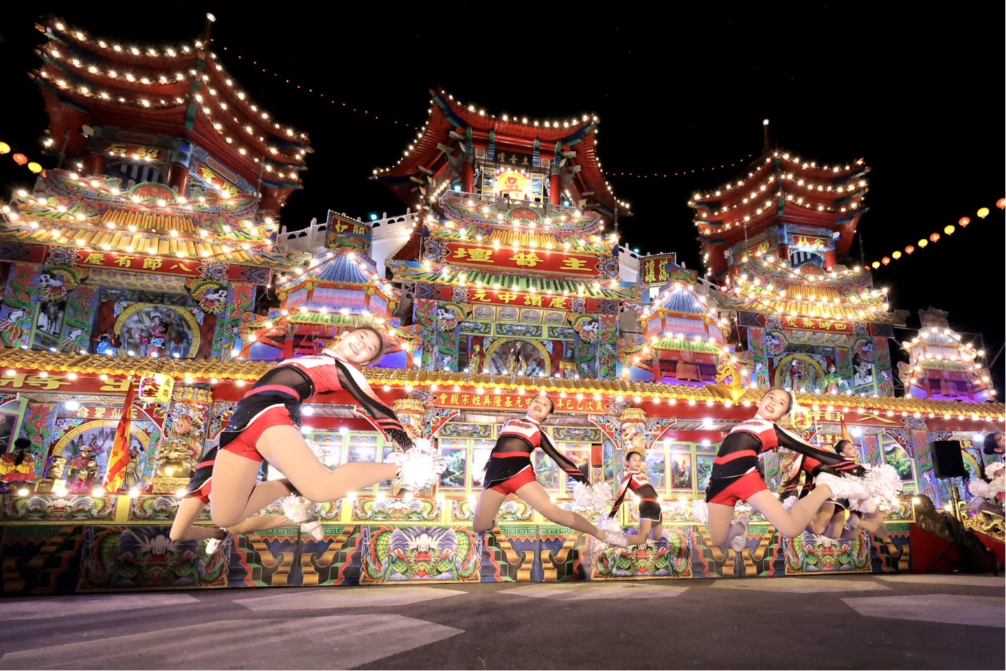 鷄籠中元祭昨晚「開燈放彩」。取自FB @ 謝國樑