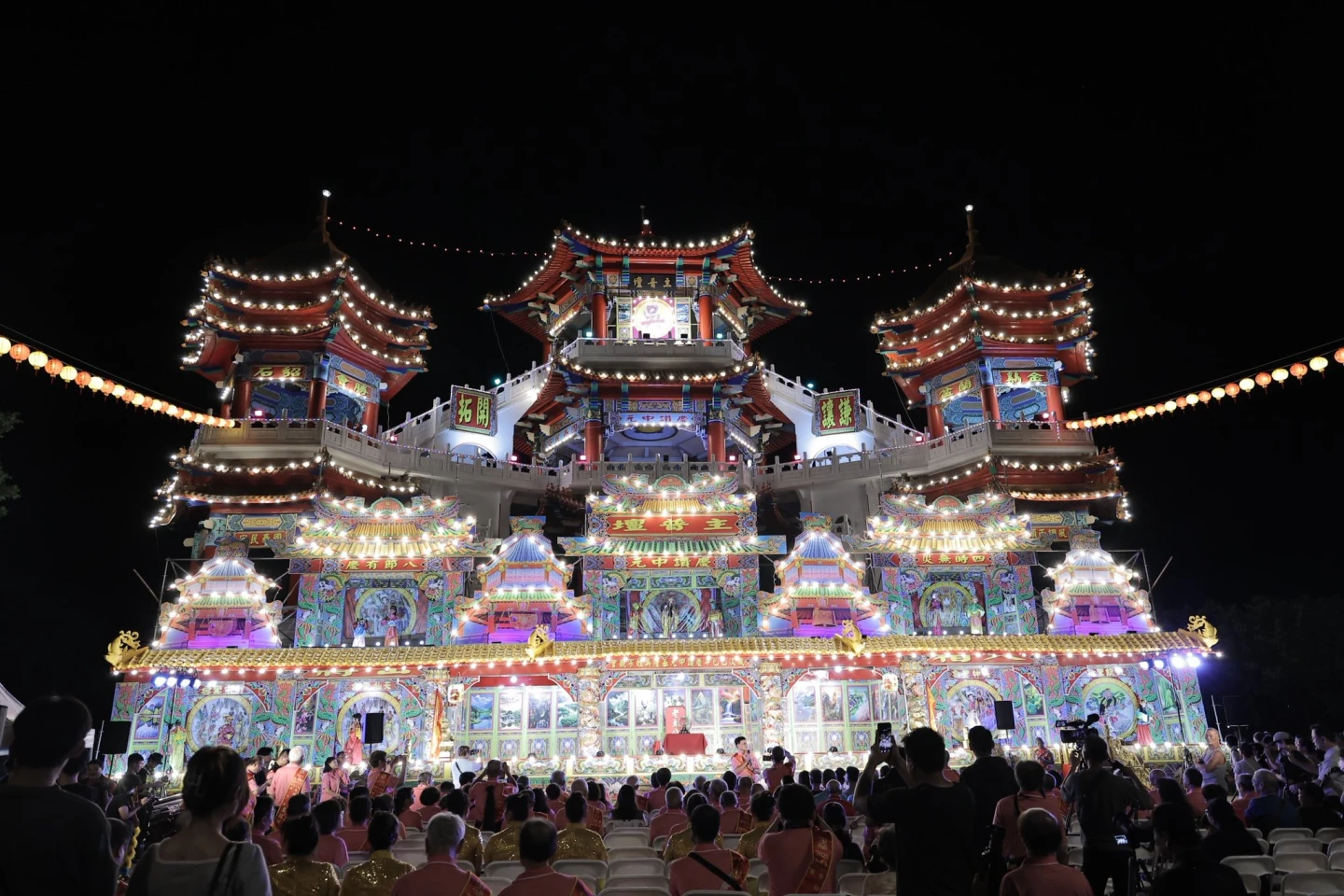 鷄籠中元祭昨晚「開燈放彩」。取自FB @ 謝國樑