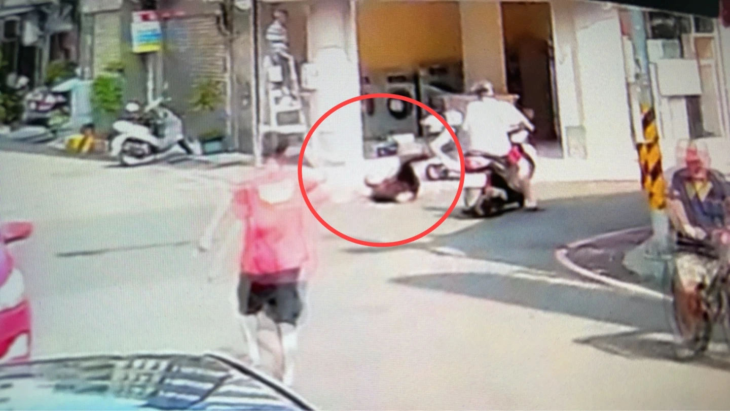 搶匪遭機車甩尾絆倒。讀者提供