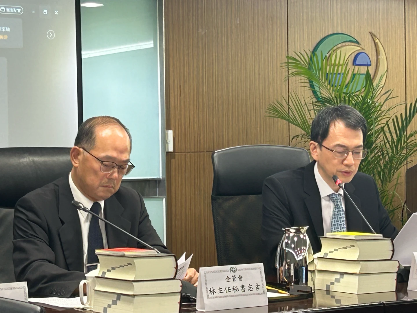 銀行長童政彰(右)解說72-2排除新青安貸款。林巧雁
