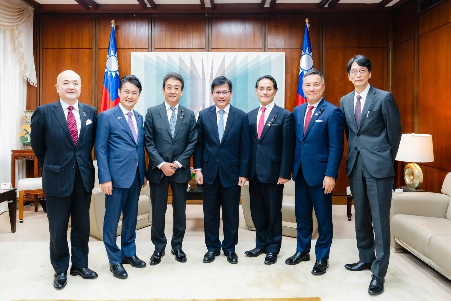 外交部長林佳龍(中)昨接見日本自民黨眾議員訪團,日台交流協會台北事務所代表片山和之(左1)陪同訪賓。取自林佳龍臉書