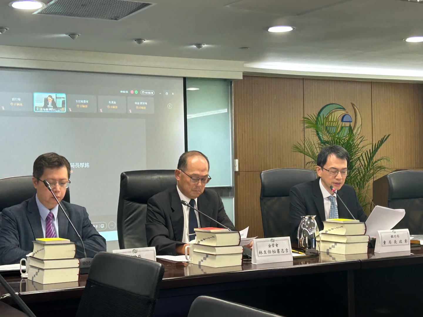 保險局副局長蔡火炎(左)強調三商壽非問題保險出售,不需寬容措施。