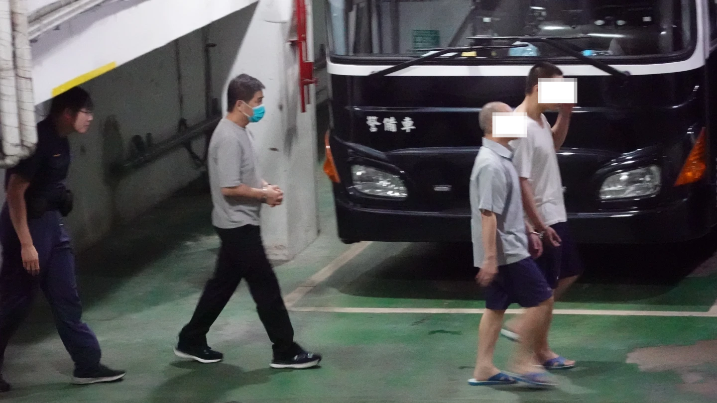 富商向詠強(中)昨深夜由北檢發監執行。丁牧群攝
