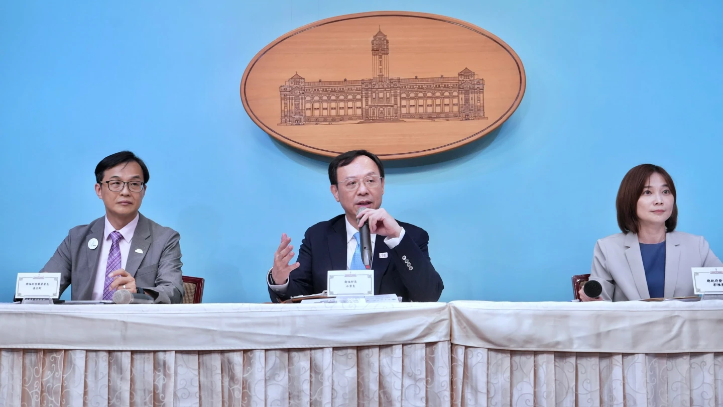 左起食藥署長姜至剛至、衛福部長石崇良、行政院院發言人郭雅慧。林林攝
