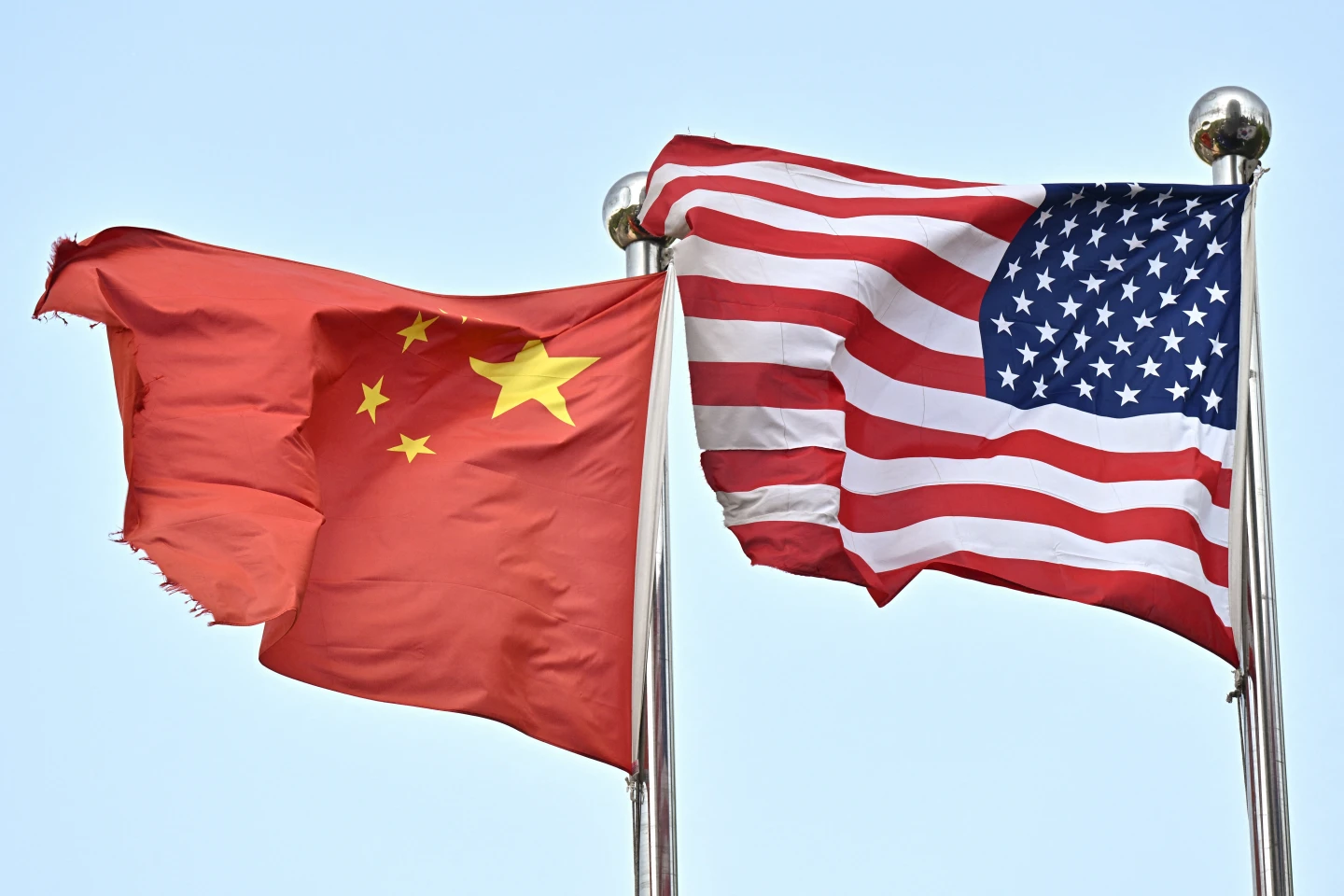 北京一家科技公司外4月17日飄揚著中國及美國的國旗。法新社