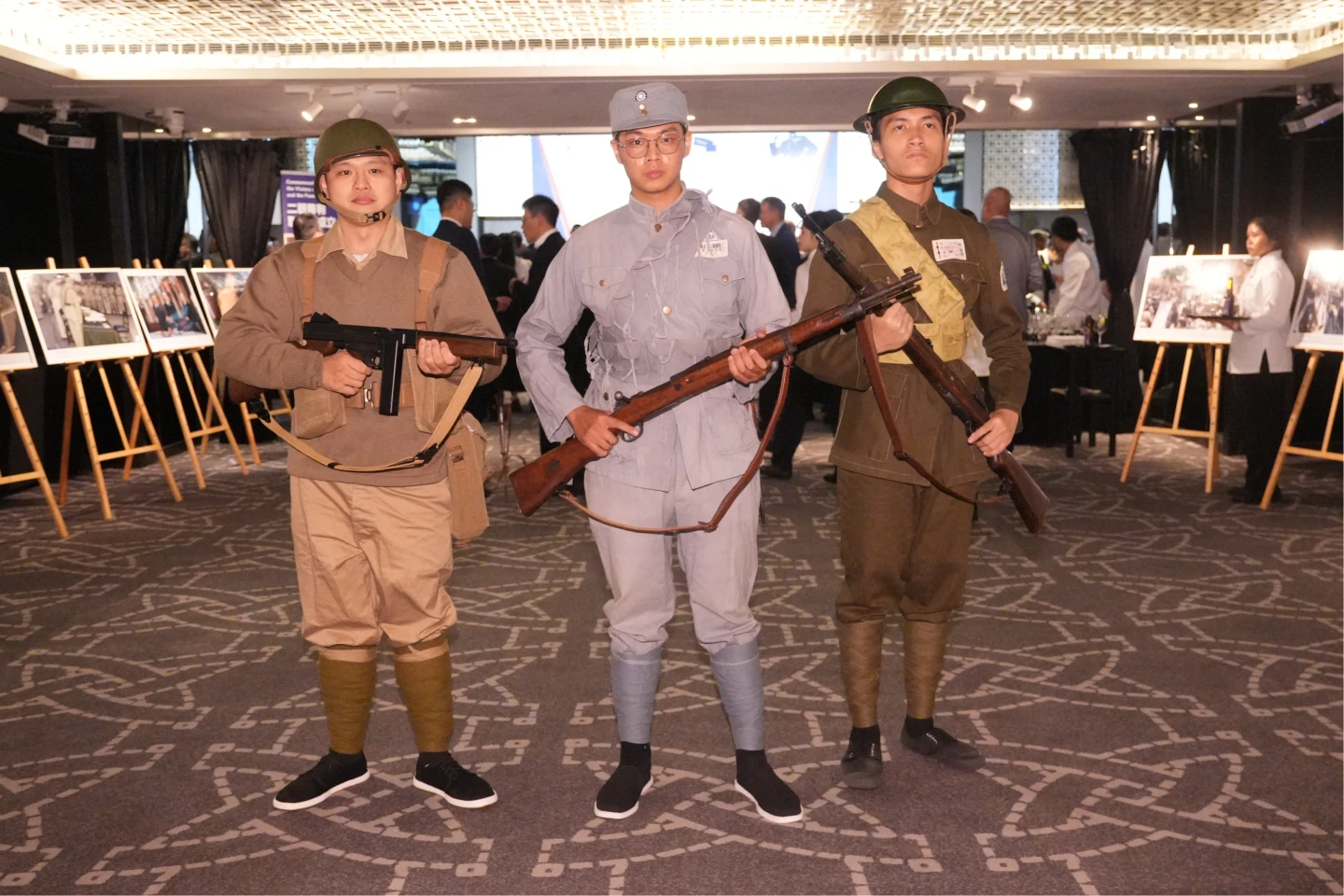 國民黨舉行抗戰紀念酒會,現場也出現復刻國軍。陳卓邦攝