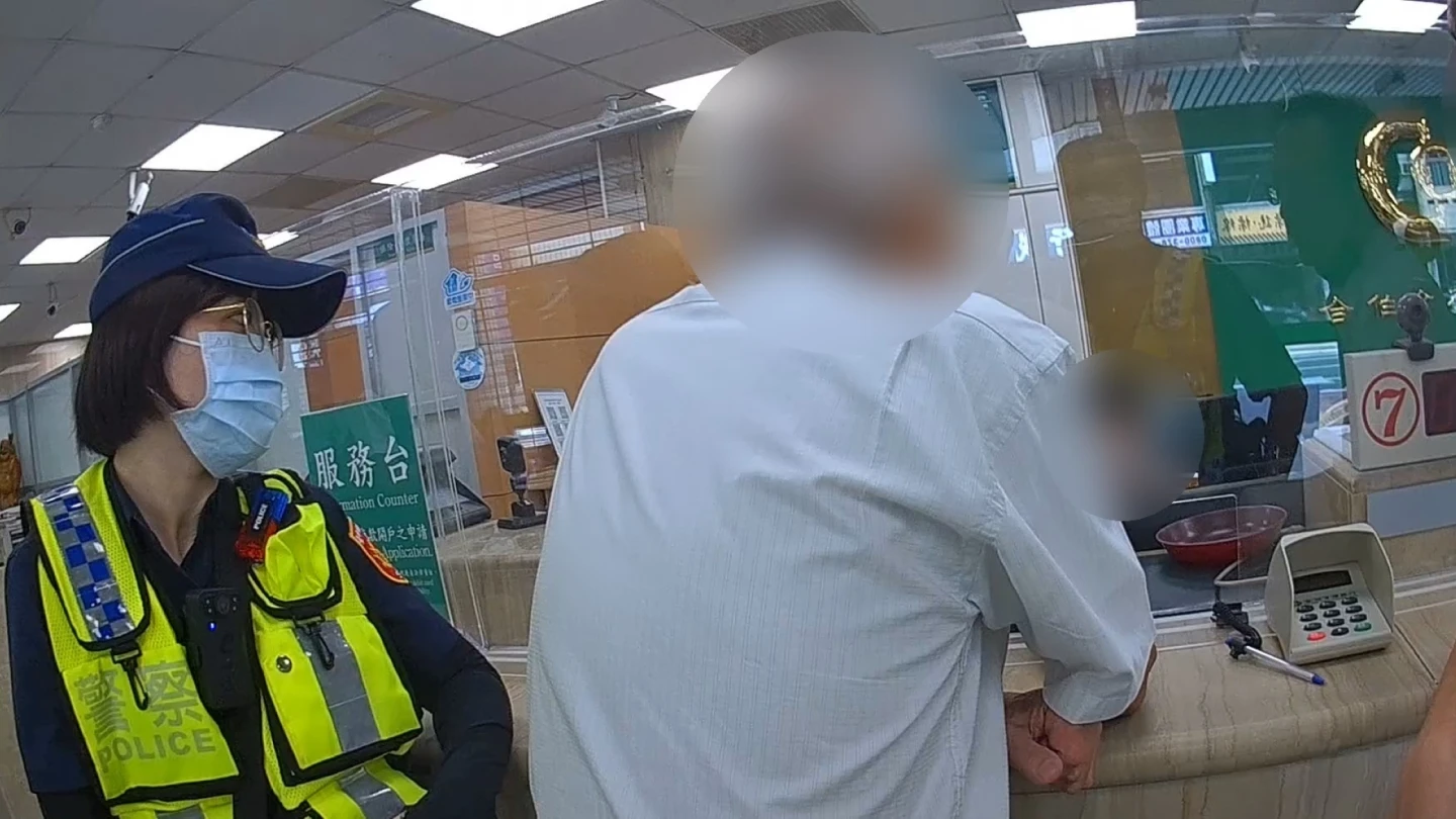 鄭姓老翁最後取消領款並氣憤離開,但至少保住養老金。警方提供