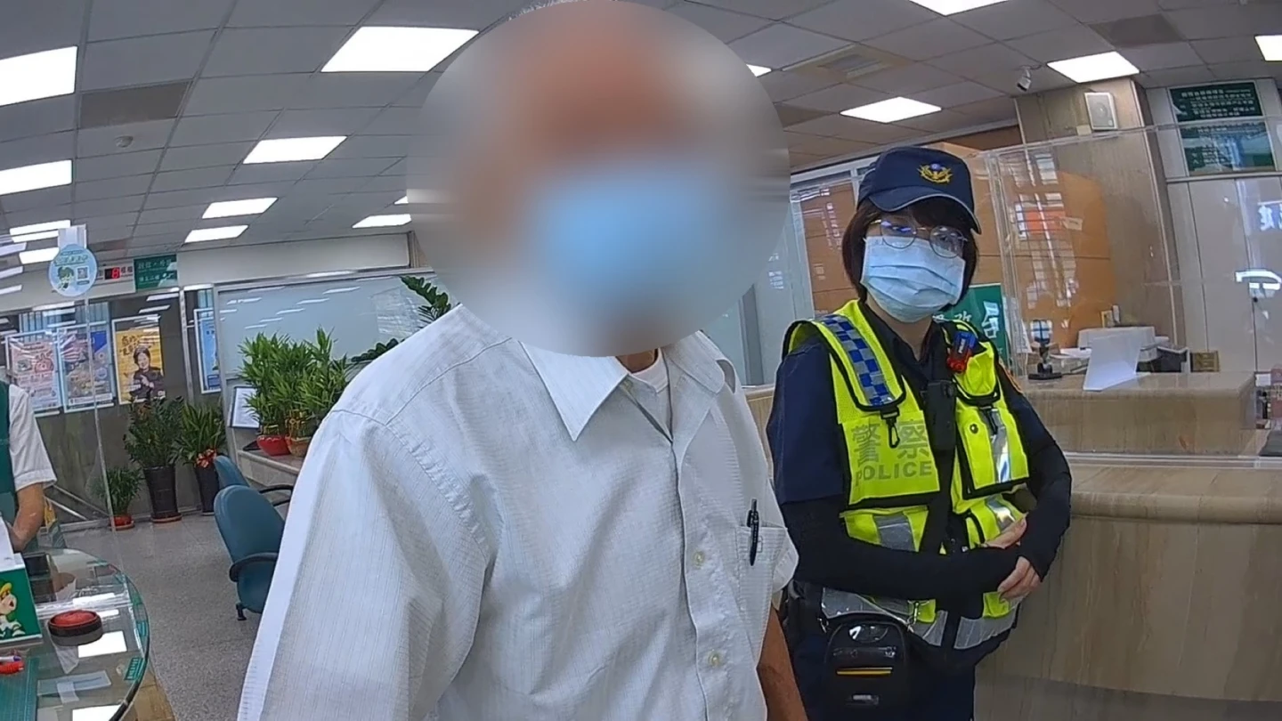 台中市鄭姓老翁上月初遭詐百萬,竟又聽信投資詐騙,到銀行提款30萬元,遭行員聯合警方及家屬進行三方阻詐勸導。警方提供