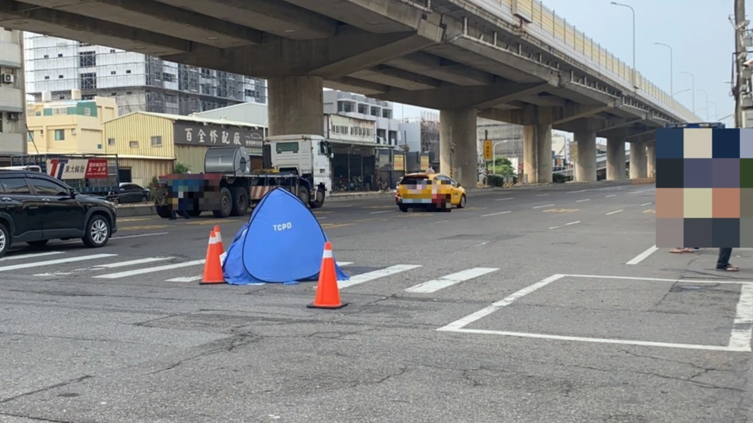 台中市梧棲區上午發生死亡車禍,72歲王蔡姓婦人騎車途中遭右轉聯結車輾壓身亡。民眾提供