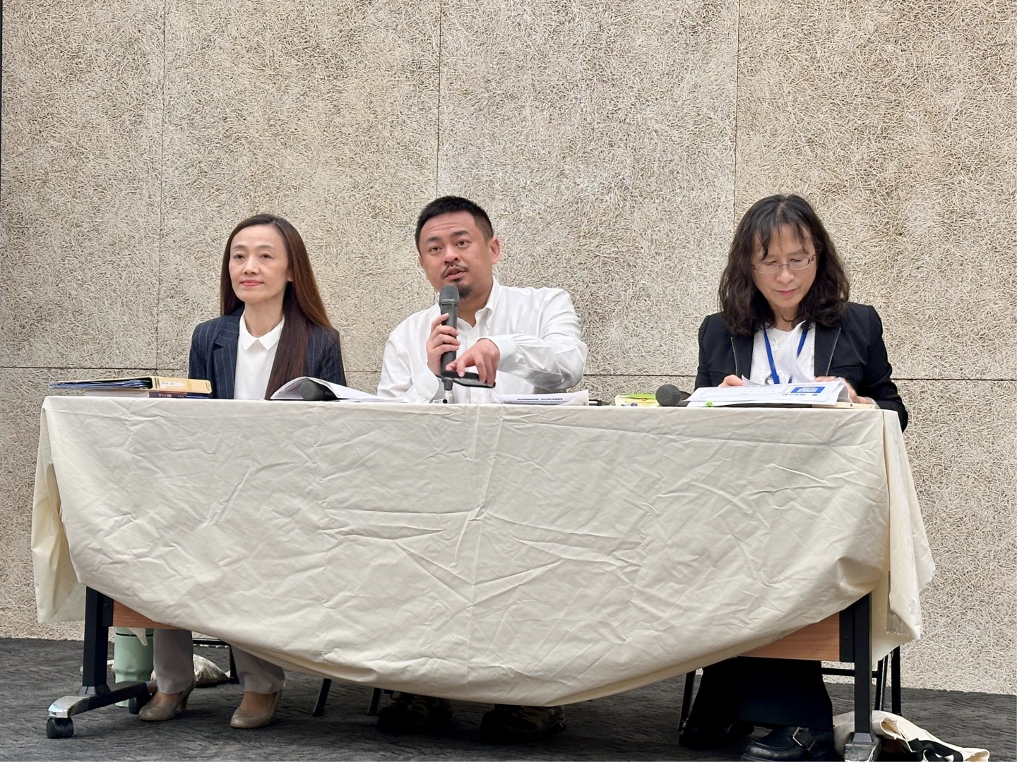 勞動部長洪申翰(中)說明,育嬰留停照顧彈性化新制內容。王良博攝