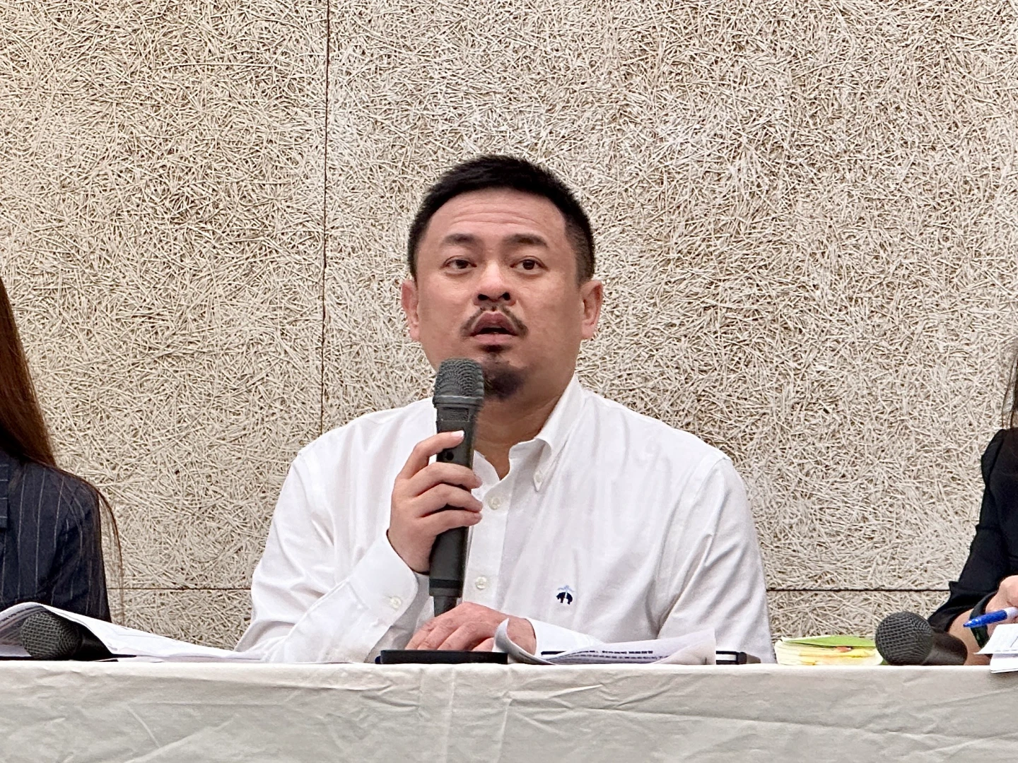 經濟部長龔明鑫稱最低工資調整公式未必適合今年情況,勞動部長洪申翰回應,他是傳遞資方想法。王良博攝