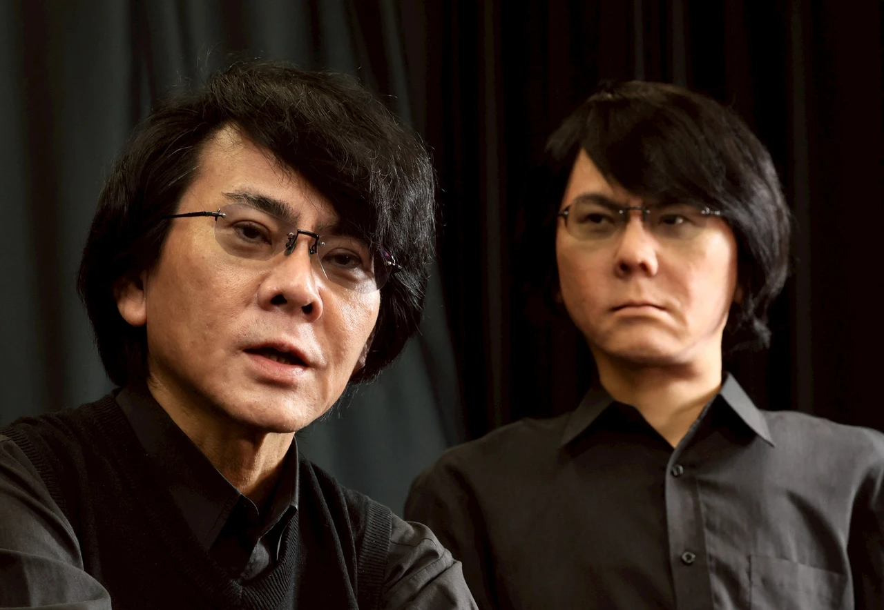 「日本人形機器人之父」石黑浩(左)和他的最新1代擬真人形機器人分身Geminoid HI-6(右)。法新社。許意𦬕設計