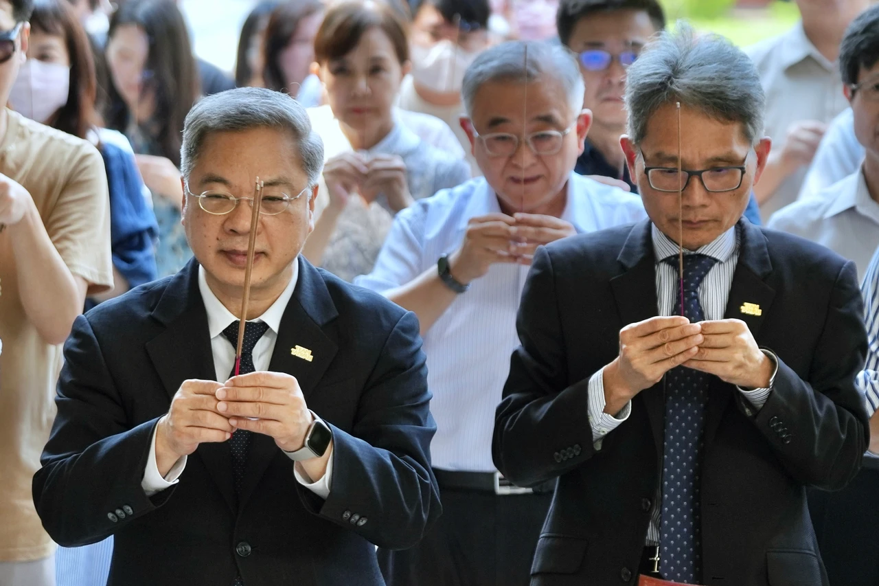 經濟部長龔明鑫(左)率各單位主管出席經濟部中元祈福祭典。林林攝
