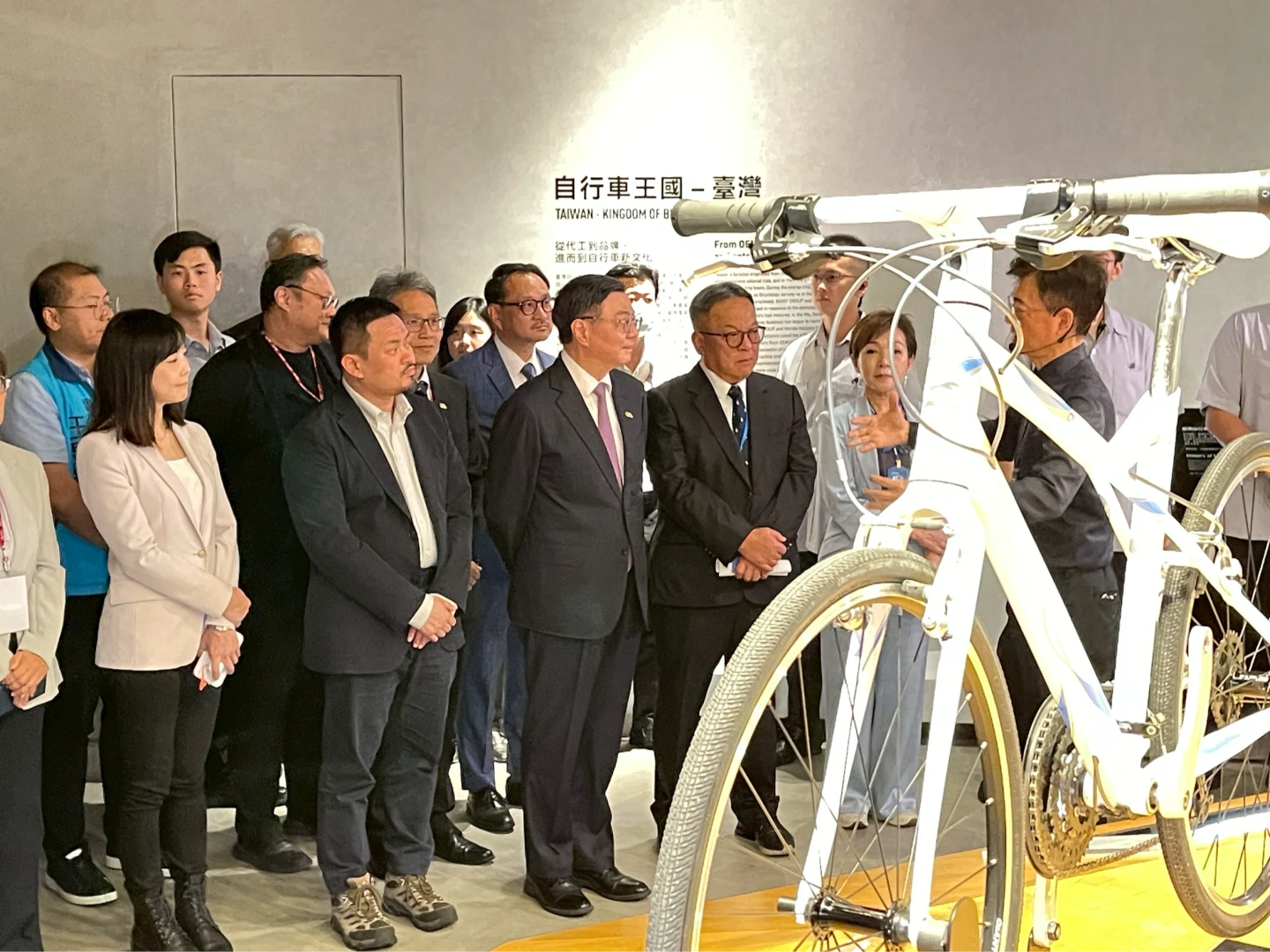 行政院長卓榮泰今天下午參訪巨大公司,聽取業者對於美國關稅造成的影響。王煌忠攝
