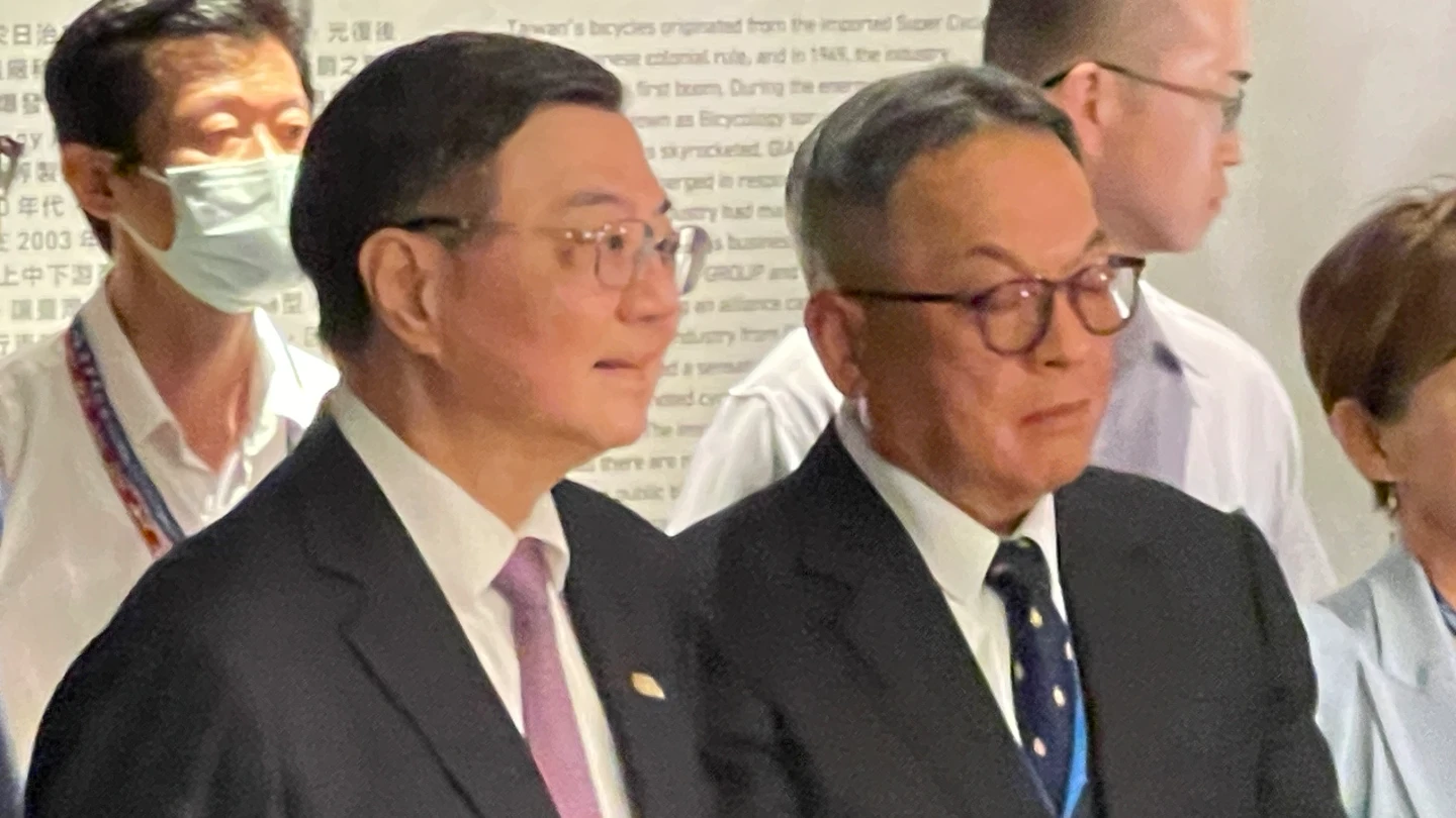 卓榮泰與巨大董事長劉湧昌。王煌忠攝
