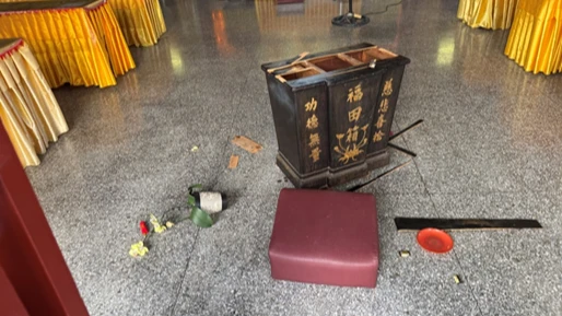 宮廟主委驚現大殿功德箱遭破壞,氣得報警追查。警方提供