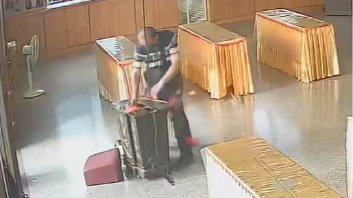 倪姓男子佯裝信徒到台中西區一家宮廟行竊,過程全被監視器拍下。警方提供