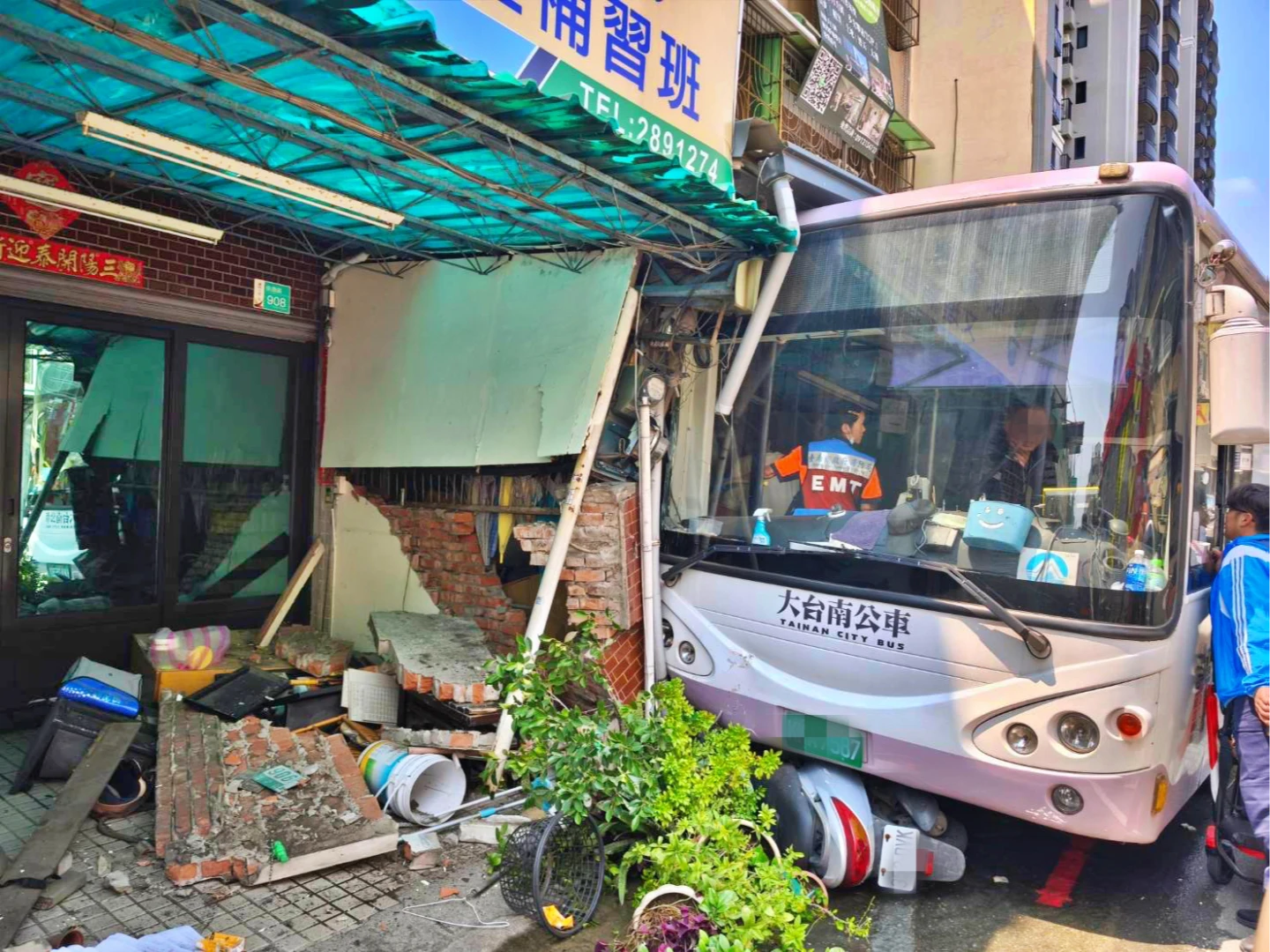 大台南公車失控衝向路旁擦撞民宅。消防局提供