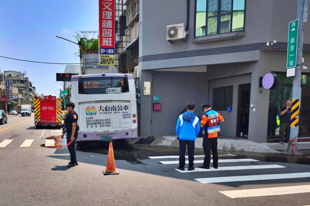 警方派員交管,後續將調查車禍原因。消防局提供