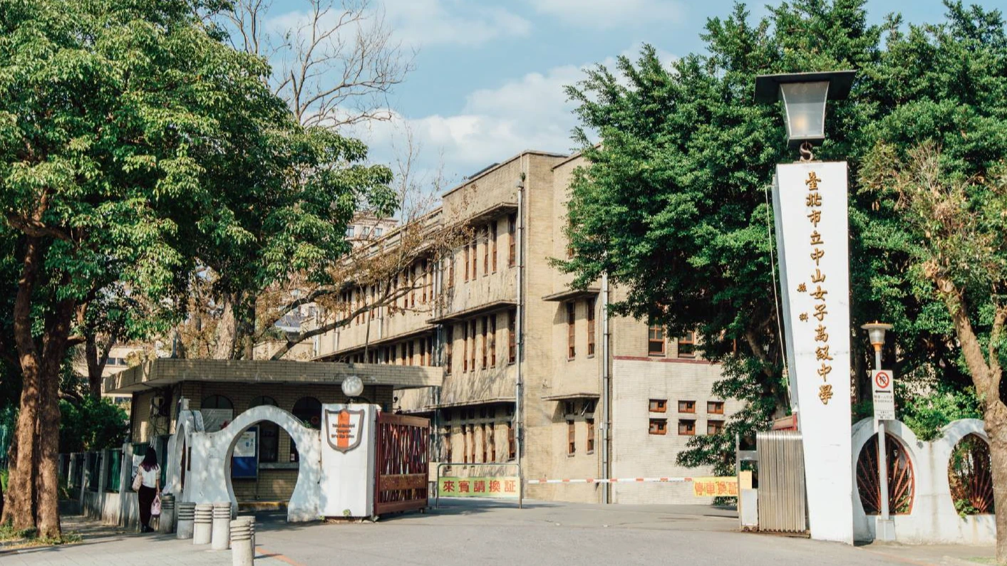 中山女高發起午餐革命,校長室前吃便當爭外送。取自FB @ 臺北市立中山女子高級中學 學生家長會